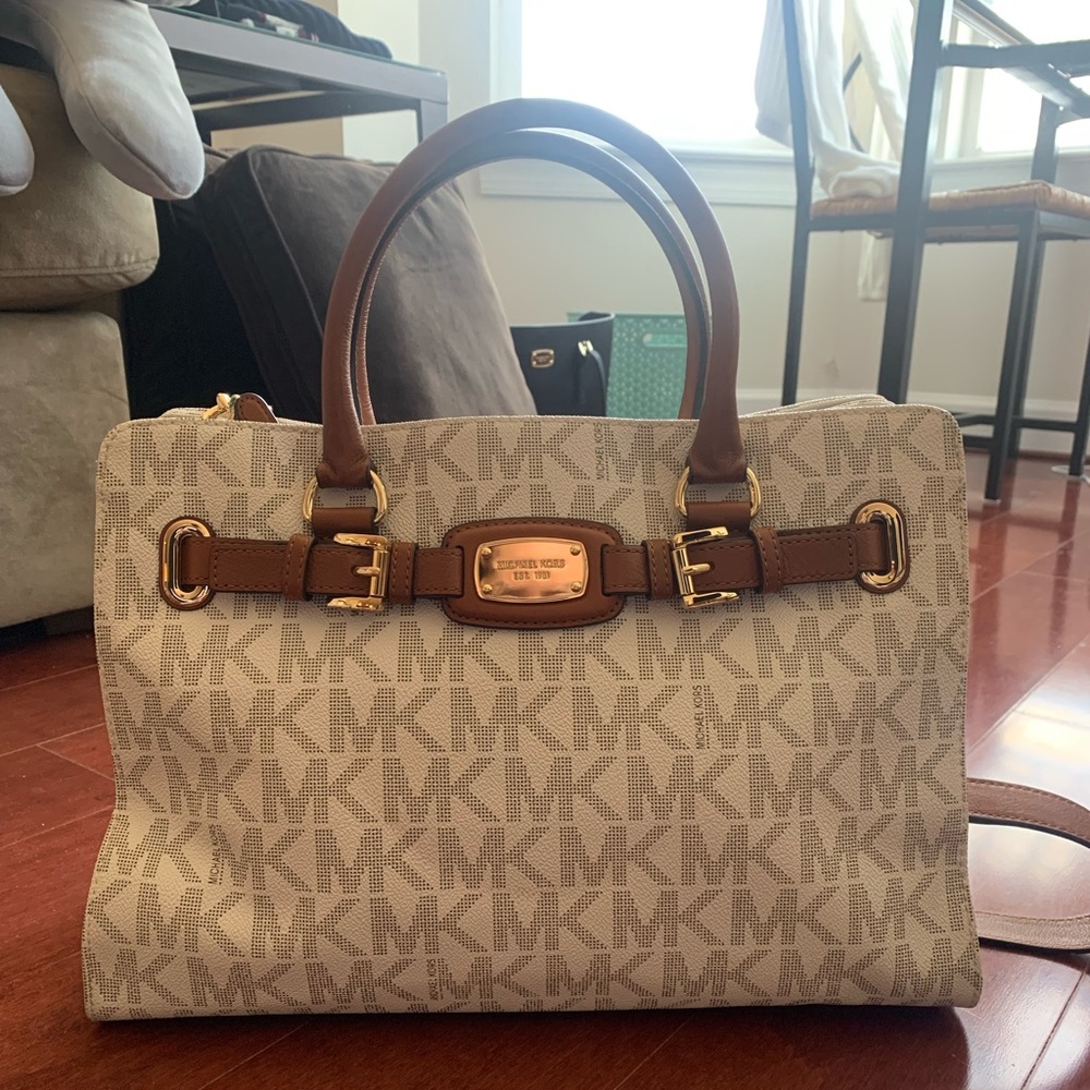Michael Kors purse (like new)